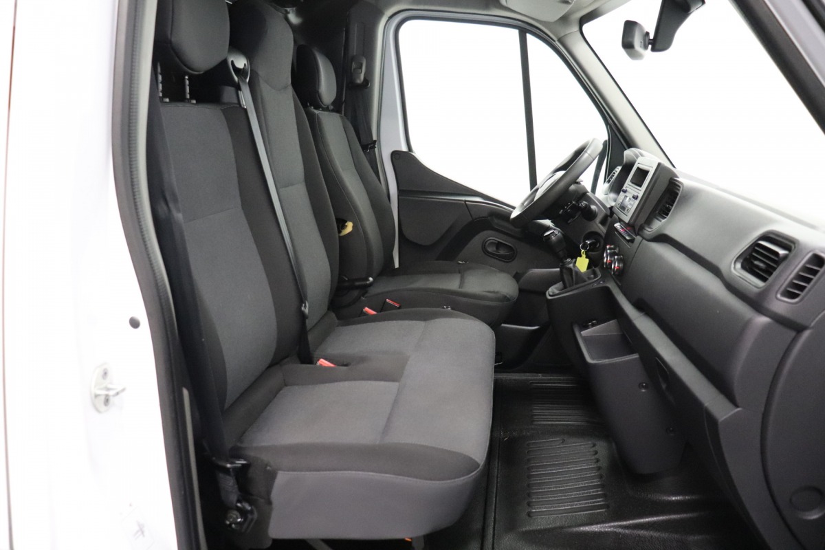 Renault Master 2.3 dCi 150PK L2H2 EURO 6 - Airco - Cruise - PDC - € 15.950,- Excl.