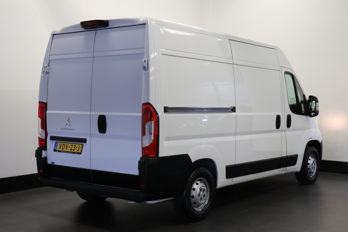Peugeot Boxer 2.2 BlueHDi 120PK L2H2 2x Schuifdeur - Airco - Navi - Cruise - € 12.950,- Excl.