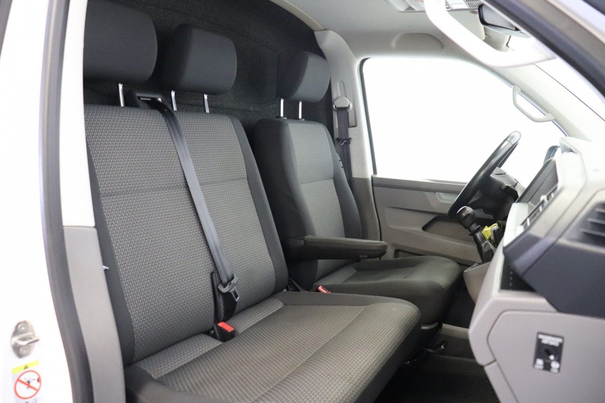 Volkswagen Transporter 2.0 TDI 150PK L2 - EURO 6 - Airco - Navi - Cruise - € 16.900,- Excl.
