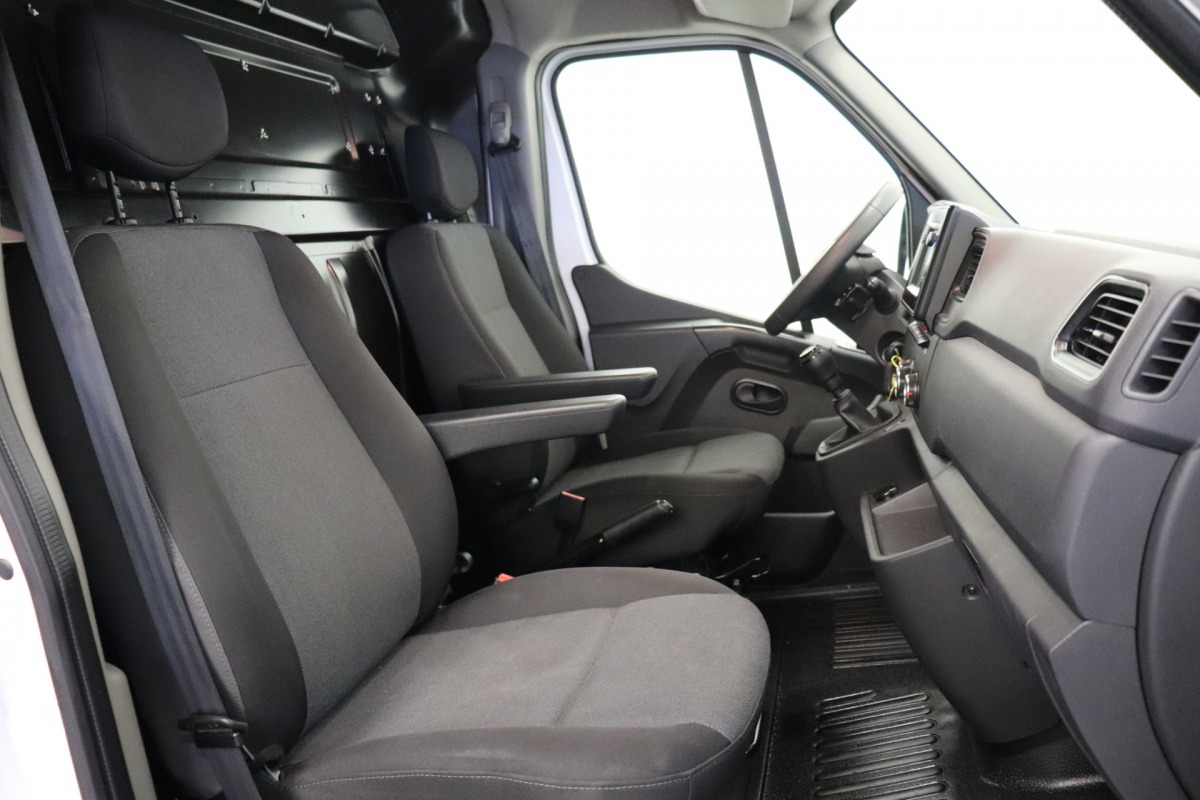 Renault Master 2.3 dCi 135PK L3H3 - EURO 6 - Airco - Navi - Cruise - € 18.900,- Excl.