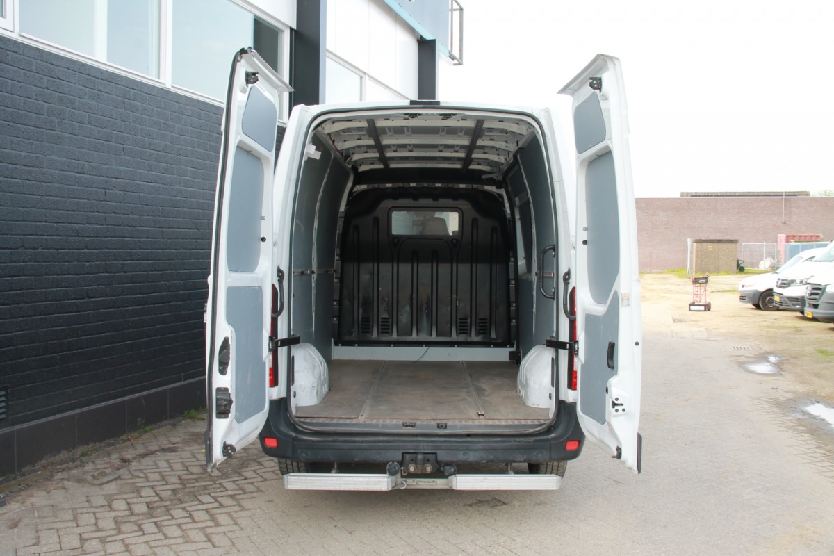 Renault Master 2.3 dCi 135PK L2H2 - EURO 6 - Airco - Cruise -  PDC - € 15.950,- Excl.