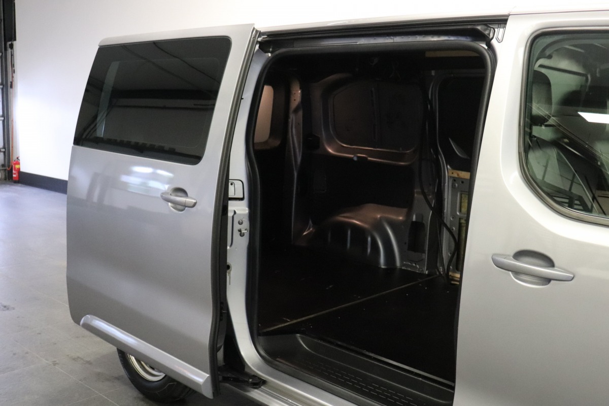 Citroën Jumpy 2.0 BlueHDI 180PK Automaat EURO 6 - AC/climate - Cruise - PDC - € 13.900,- Incl BTW/BPM.