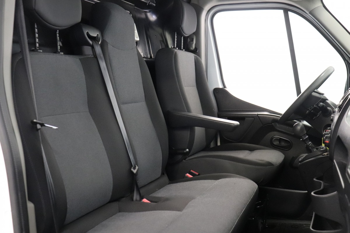 Renault Master 2.3 dCi 130PK L2H2 - EURO 6 - Airco - Navi - Cruise - € 13.950,- Excl.