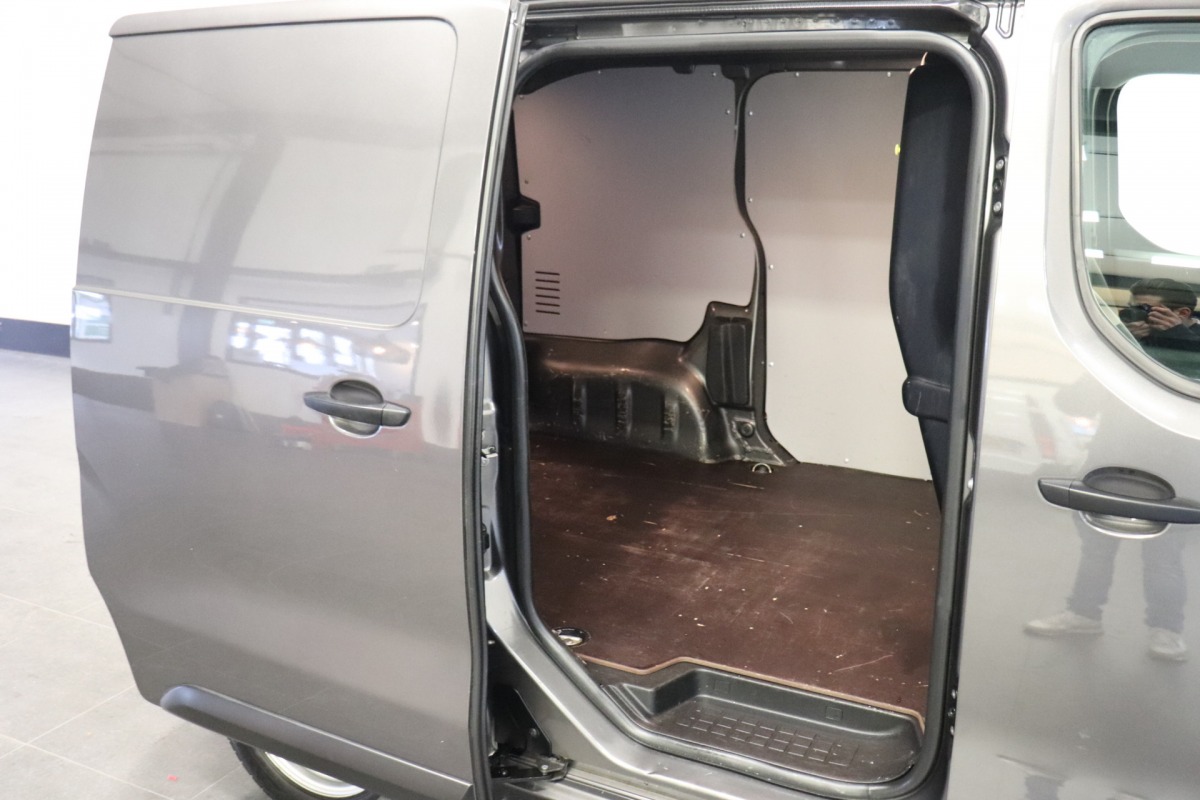 Peugeot Expert 2.0 BlueHDI 150PK - EURO 6 Airco - Navi - Cruise - € 11.900,- Excl.