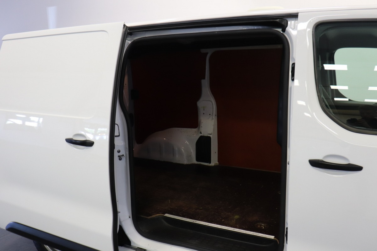 Opel Vivaro 2.0 CDTI L2 123PK Automaat EURO 6 - Airco - Cruise - PDC - Trekhaak - €13.950,- Excl.