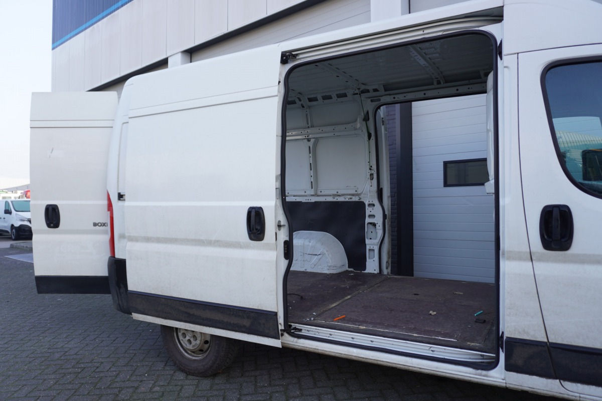 Peugeot Boxer 2.2 BlueHDi 120PK 2x Schuifdeur L2H2 EURO 6 - Airco - Navi - Cruise - Camera - € 15.950,-