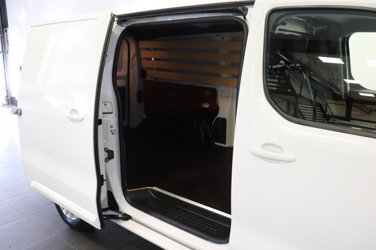 Toyota ProAce Worker 2.0 D-4D 145PK L3 EURO 6 - AC/Climate - Navi - Cruise - € 22.950,- Excl.