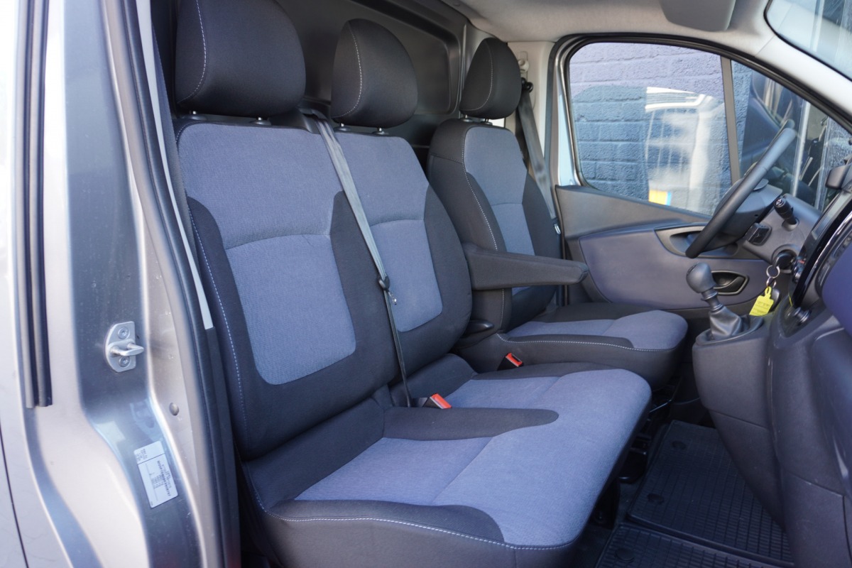 Opel Vivaro 1.6 CDTI 126PK EURO 6 - Airco - Navi - Cruise - Stoelverwarming - €10.900,- Excl.