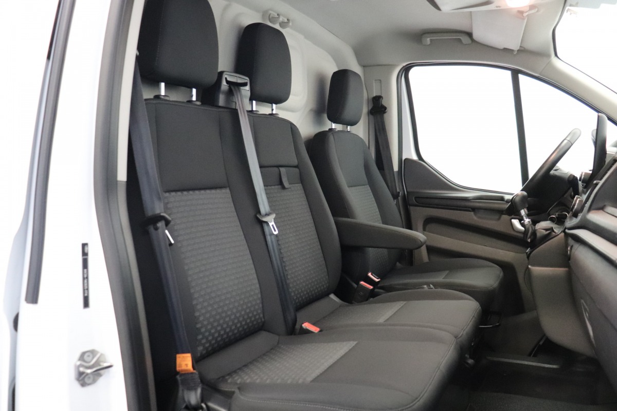 Ford Transit Custom 2.0 TDCI 130PK EURO 6 - Airco - Navi - Cruise - € 16.950,- Excl.