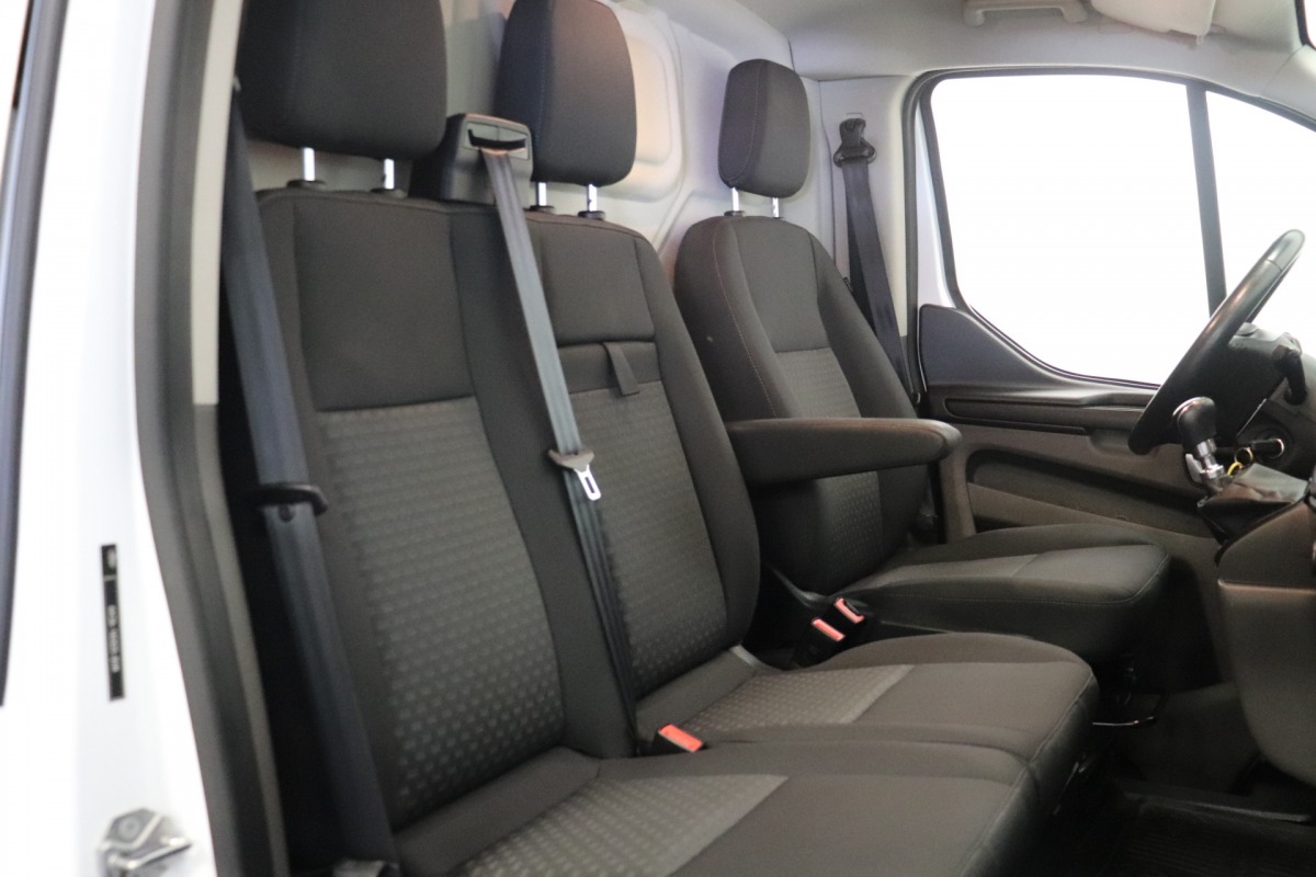 Ford Transit Custom 2.0 TDCI 130PK L2 EURO 6 - Airco - Navi - Cruise - Trekhaak - € 12.950,- Excl.