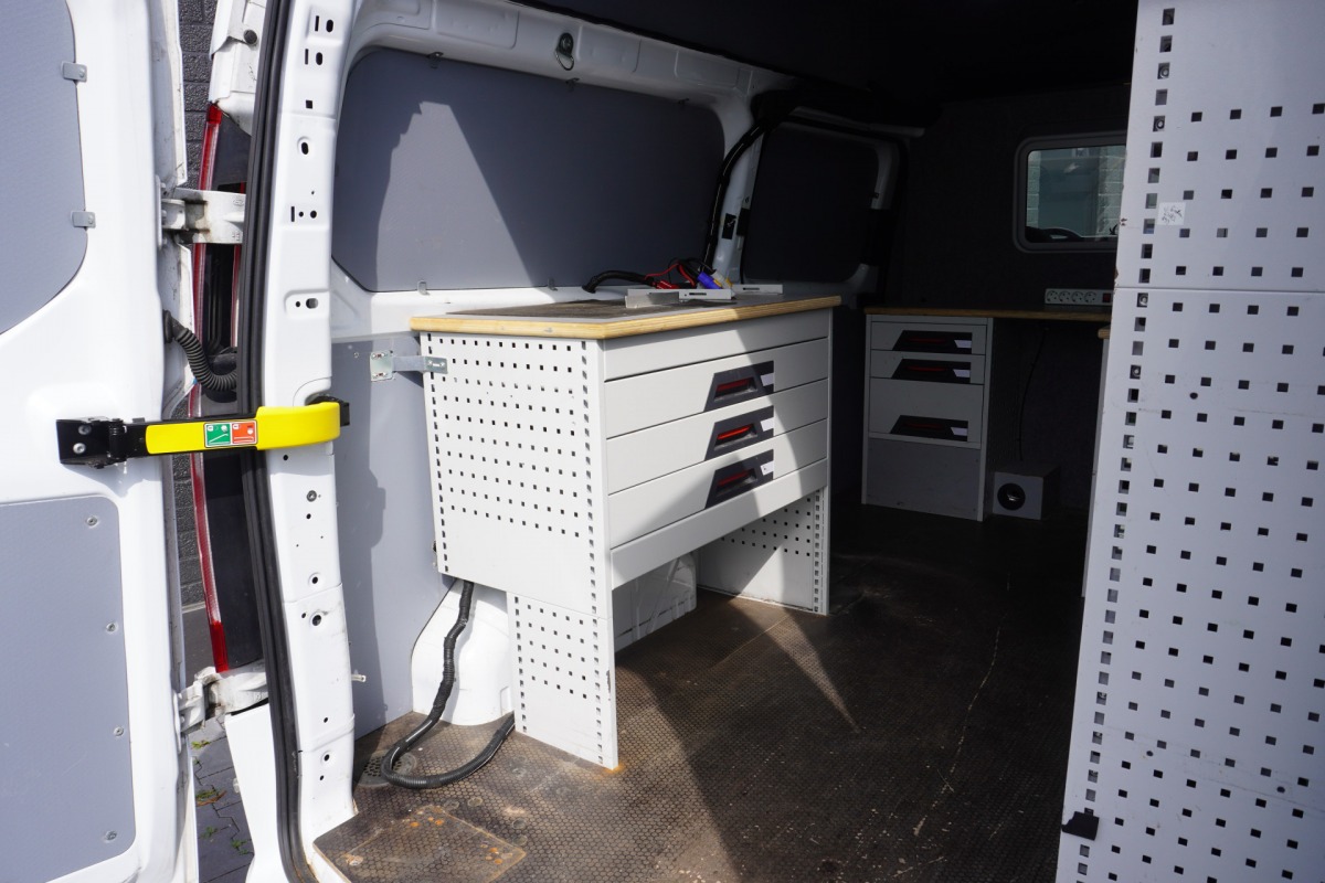Ford Transit Custom 2.0 TDCI L2H2 130PK Automaat 2x schuifdeur EURO 6 - Airco - Navi - Cruise - Stoelverwarming - €12.900,- Excl.