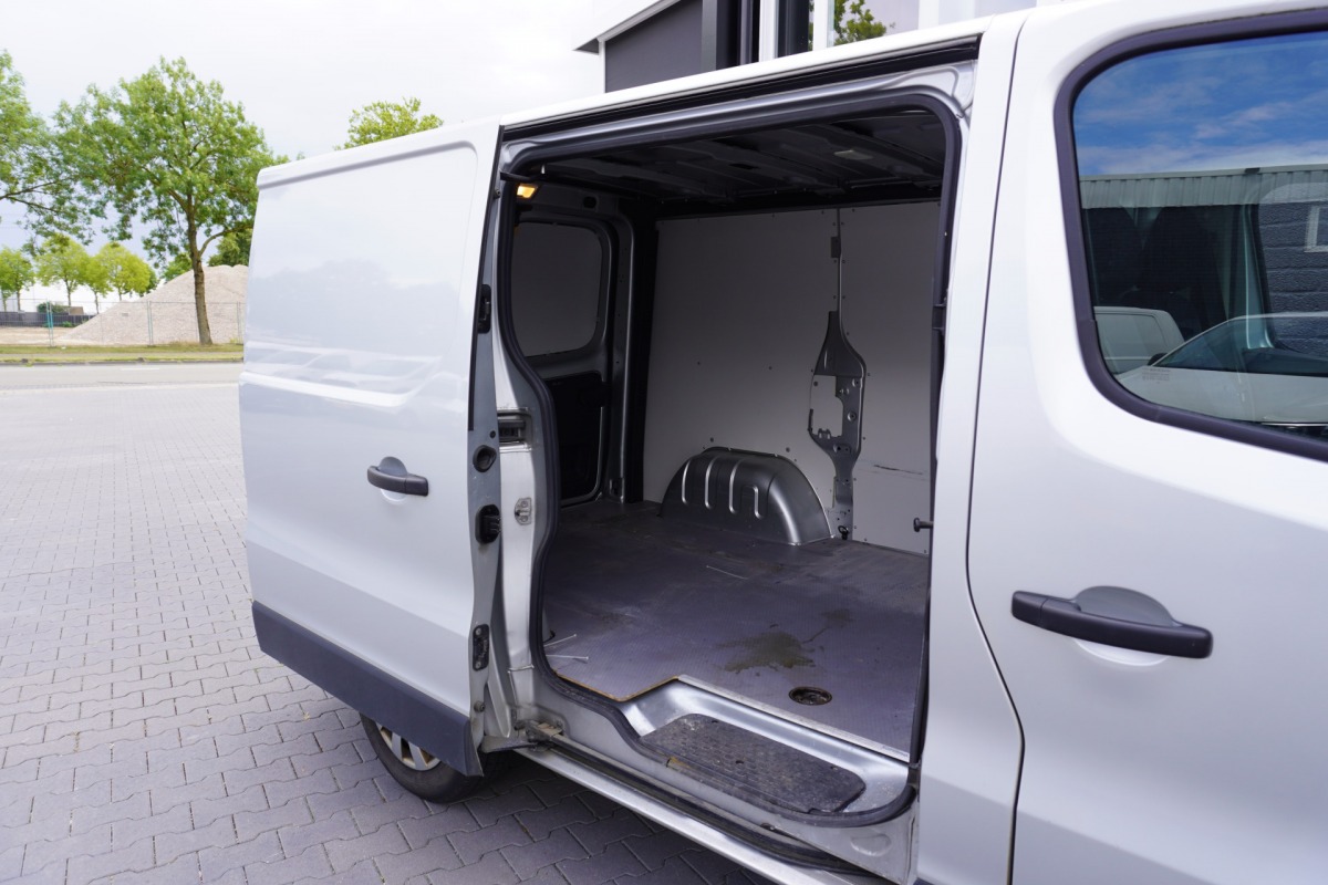 Opel Vivaro 1.6 CDTI 125PK EURO 6 - Airco - Navi - Stoelverwarming - €10.900,- Excl.