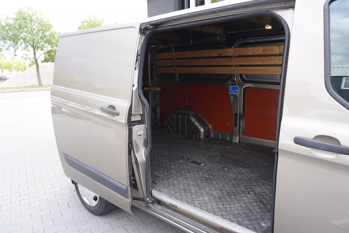 Ford Transit Custom 2.0 TDCI 130PK L2 - EURO 6 - Airco - Navi - Cruise - € 15.950,- Excl.