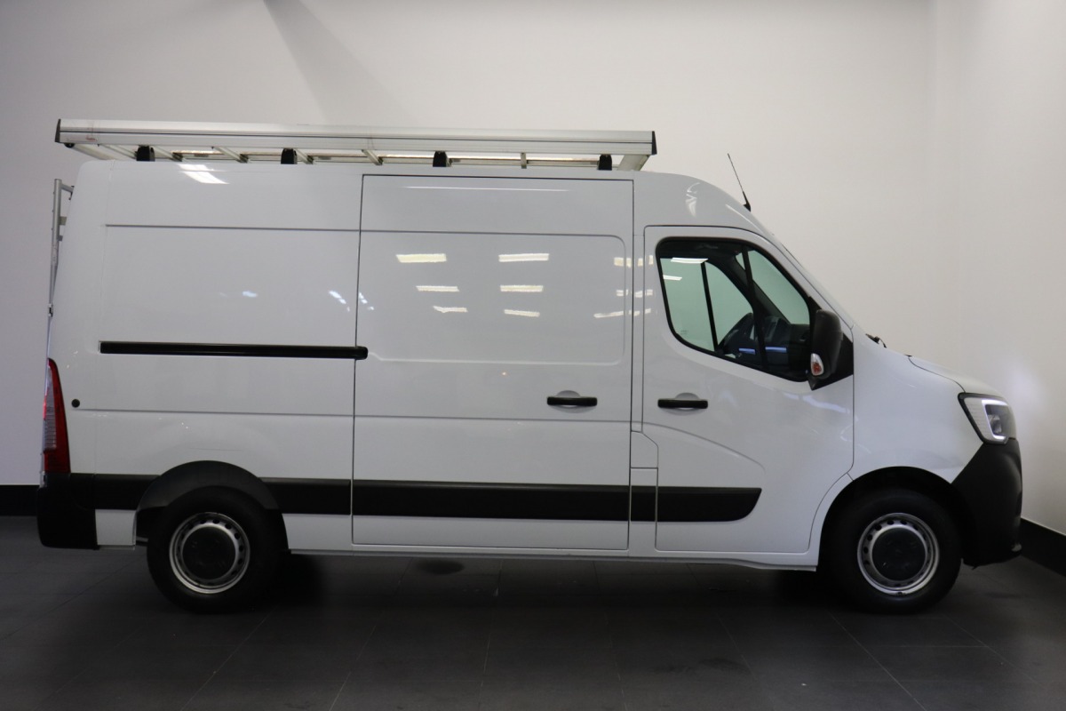 Renault Master 2.3 dCi 135PK L2H2 EURO 6 - Airco - Navi - Cruise - Imperiaal - €17.900,- Excl. Renault Master 2.3 dCi 135PK L2H2 EURO 6 - Airco - Navi - Cruise - Imperiaal - €17.900,- Excl.