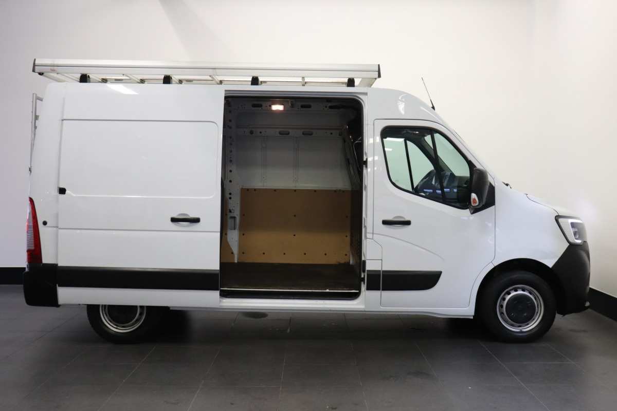Renault Master 2.3 dCi 135PK L2H2 EURO 6 - Airco - Navi - Cruise - Imperiaal - €17.900,- Excl. Renault Master 2.3 dCi 135PK L2H2 EURO 6 - Airco - Navi - Cruise - Imperiaal - €17.900,- Excl.