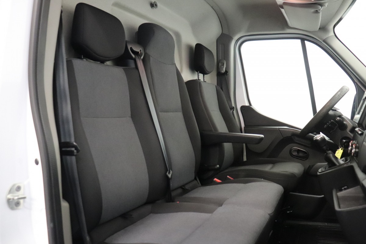 Renault Master 2.3 dCi 135PK L2H2 EURO 6 - Airco - Navi - Cruise - Imperiaal - €17.900,- Excl. Renault Master 2.3 dCi 135PK L2H2 EURO 6 - Airco - Navi - Cruise - Imperiaal - €17.900,- Excl.