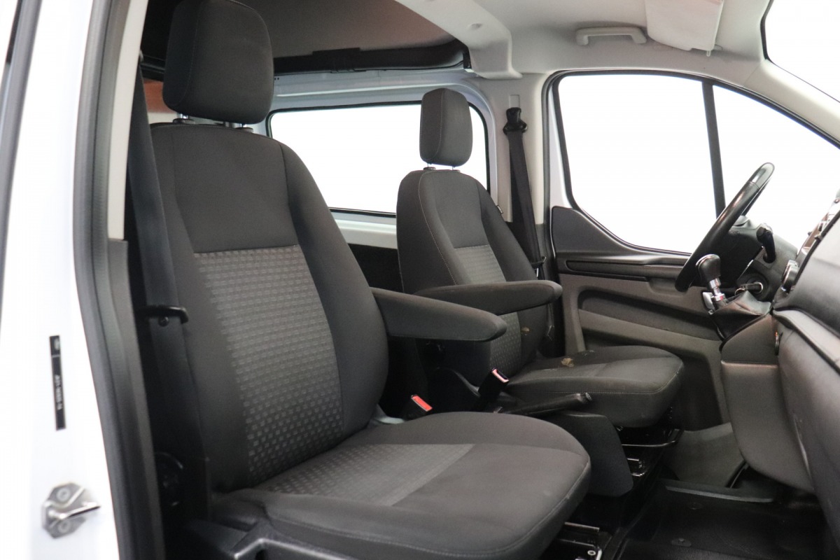 Ford Transit Custom 2.0 TDCI L2H2 Dubbel Cabine EURO 6 - Airco - Cruise - PDC - € 14.900,- Excl. Ford Transit Custom 2.0 TDCI L2H2 Dubbel Cabine EURO 6 - Airco - Cruise - PDC - € 14.900,- Excl.