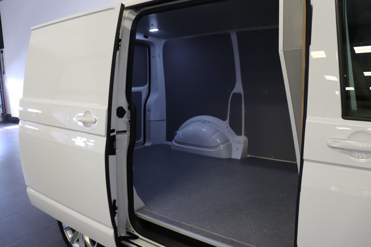 Volkswagen Transporter 2.0 TDI Bulli 204PK Automaat EURO 6 - Airco - Navi - ACC - €25.900,- Excl.