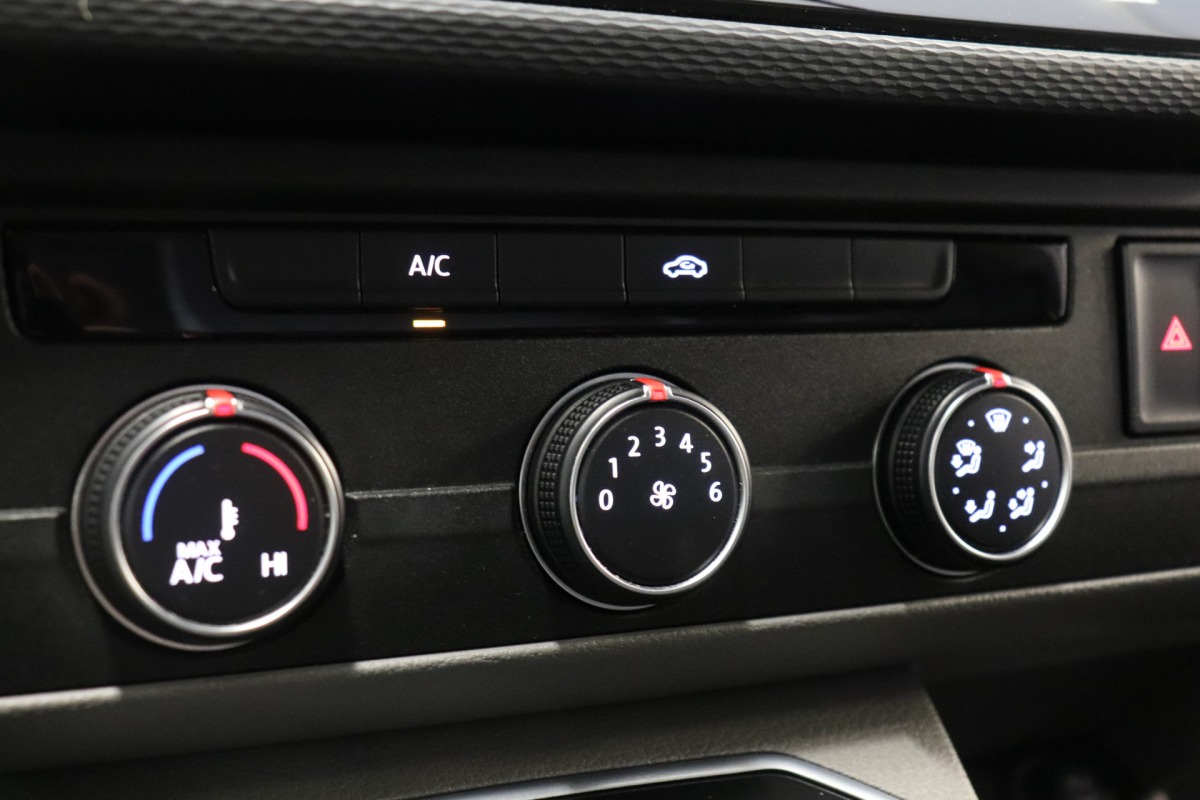 Volkswagen Transporter 2.0 TDI Bulli 204PK Automaat EURO 6 - Airco - Navi - ACC - €25.900,- Excl.