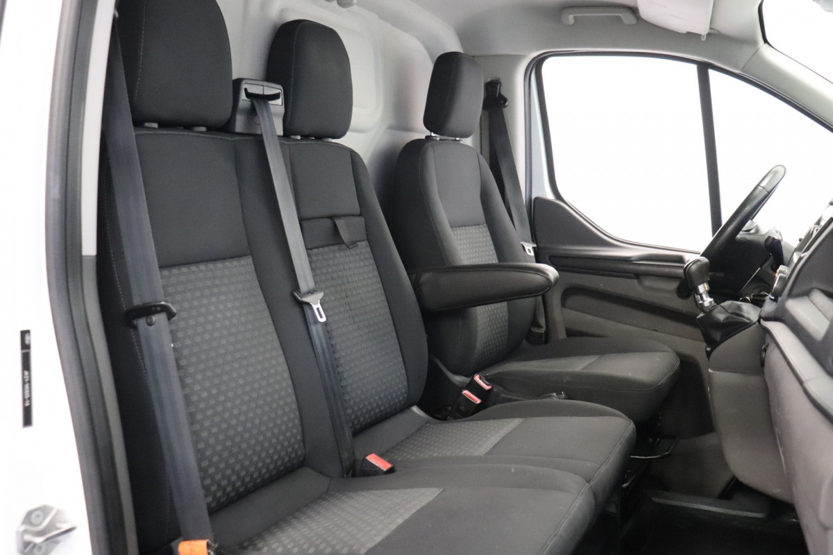 Ford Transit Custom 2.0 TDCI L2 EURO 6 - Airco - Cruise - PDC - €15.900,- Excl. Ford Transit Custom 2.0 TDCI L2 EURO 6 - Airco - Cruise - PDC - €15.900,- Excl.