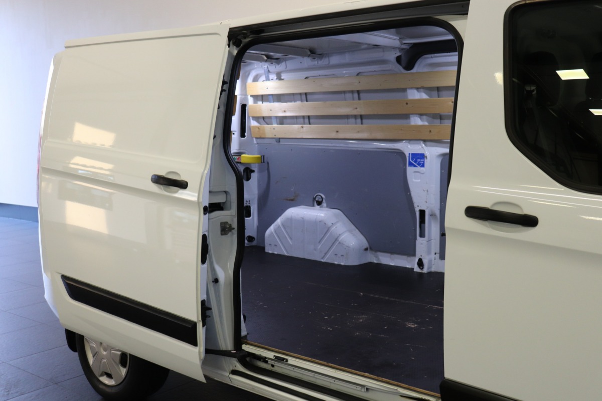 Ford Transit Custom 2.0 TDCI L2 EURO 6 - Airco - Cruise - PDC - €15.900,- Excl. Ford Transit Custom 2.0 TDCI L2 EURO 6 - Airco - Cruise - PDC - €15.900,- Excl.