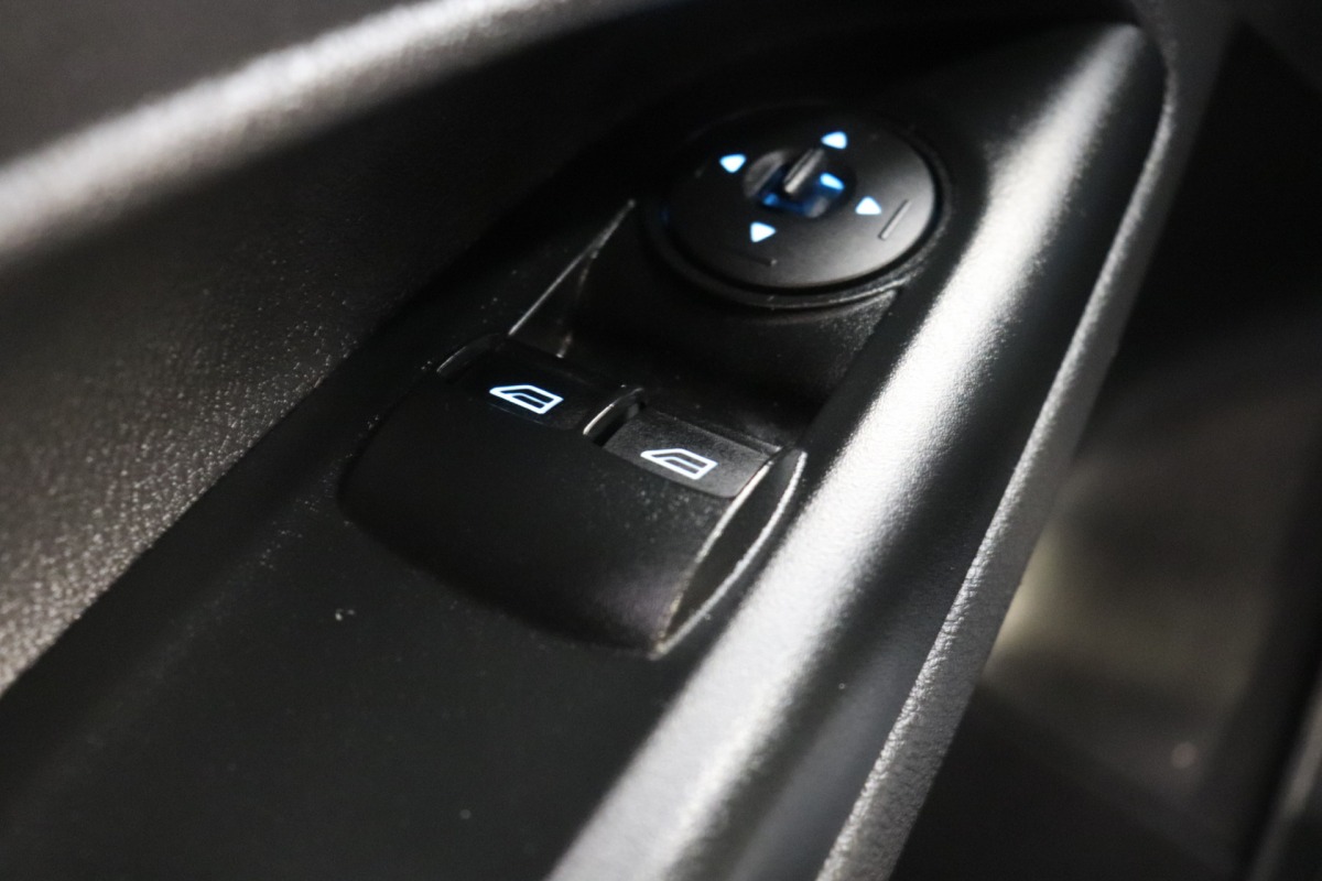 Ford Transit Connect 1.5 TDCI 120PK L2 EURO 6 - Airco - PDC - Trekhaak - €5.900,- MARGE!