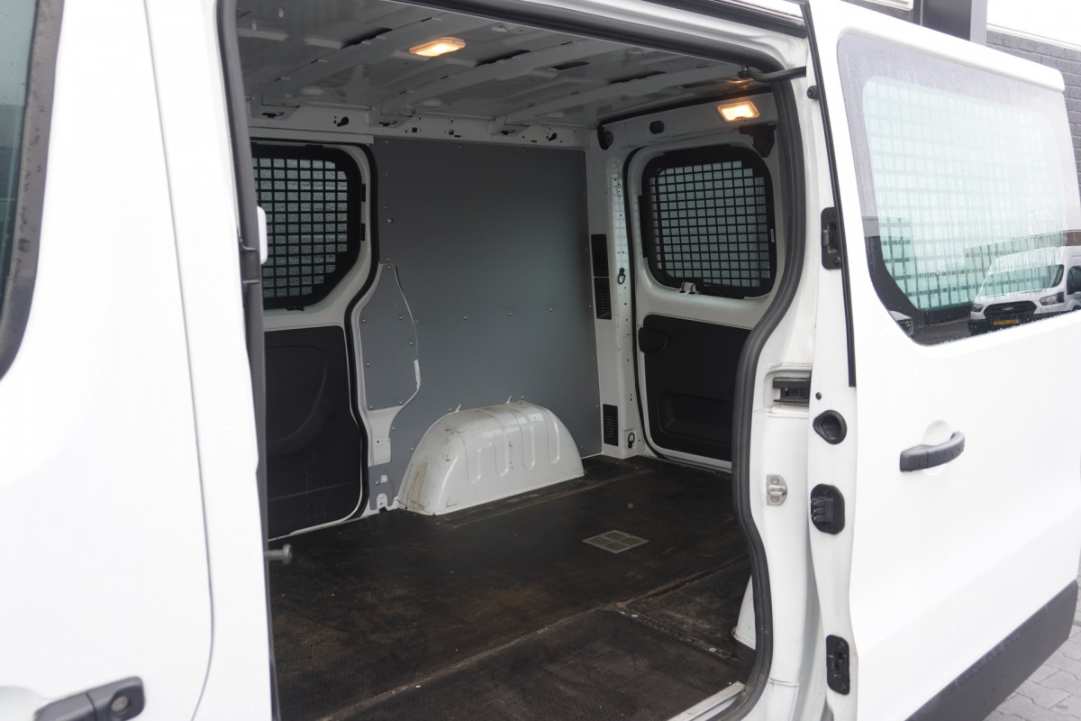 Renault Trafic 2.0 dCi 120PK 2x Schuifdeur EURO 6 - Airco - Navi - Cruise - € 15.900,- Excl. Renault Trafic 2.0 dCi 120PK 2x Schuifdeur EURO 6 - Airco - Navi - Cruise - € 15.900,- Excl.