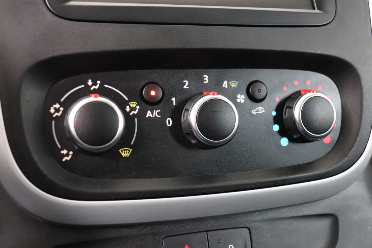 Renault Trafic 2.0 dCi 120PK L2 Dubbele cabine EURO 6 - Airco - Navi - Cruise - € 17.500,- Excl. Renault Trafic 2.0 dCi 120PK L2 Dubbele cabine EURO 6 - Airco - Navi - Cruise - € 17.500,- Excl.