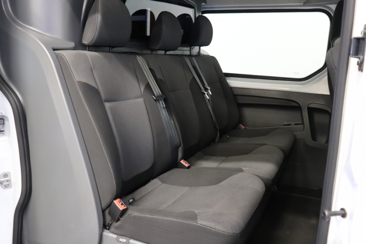 Renault Trafic 2.0 dCi 120PK L2 Dubbele cabine EURO 6 - Airco - Navi - Cruise - € 17.500,- Excl. Renault Trafic 2.0 dCi 120PK L2 Dubbele cabine EURO 6 - Airco - Navi - Cruise - € 17.500,- Excl.