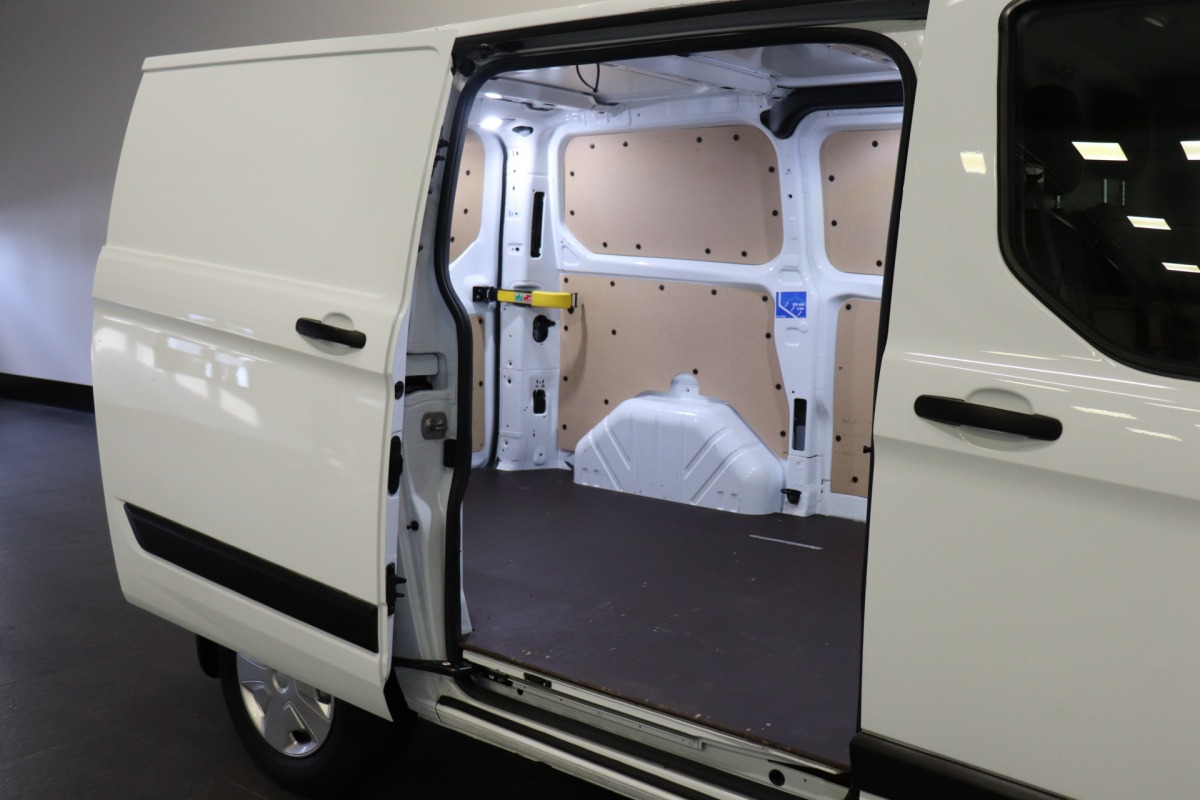 Ford Transit Custom 2.0 TDCI 130PK - EURO 6 - Airco - Navi - Cruise - €14.900,- Excl. Ford Transit Custom 2.0 TDCI 130PK - EURO 6 - Airco - Navi - Cruise - €14.900,- Excl.