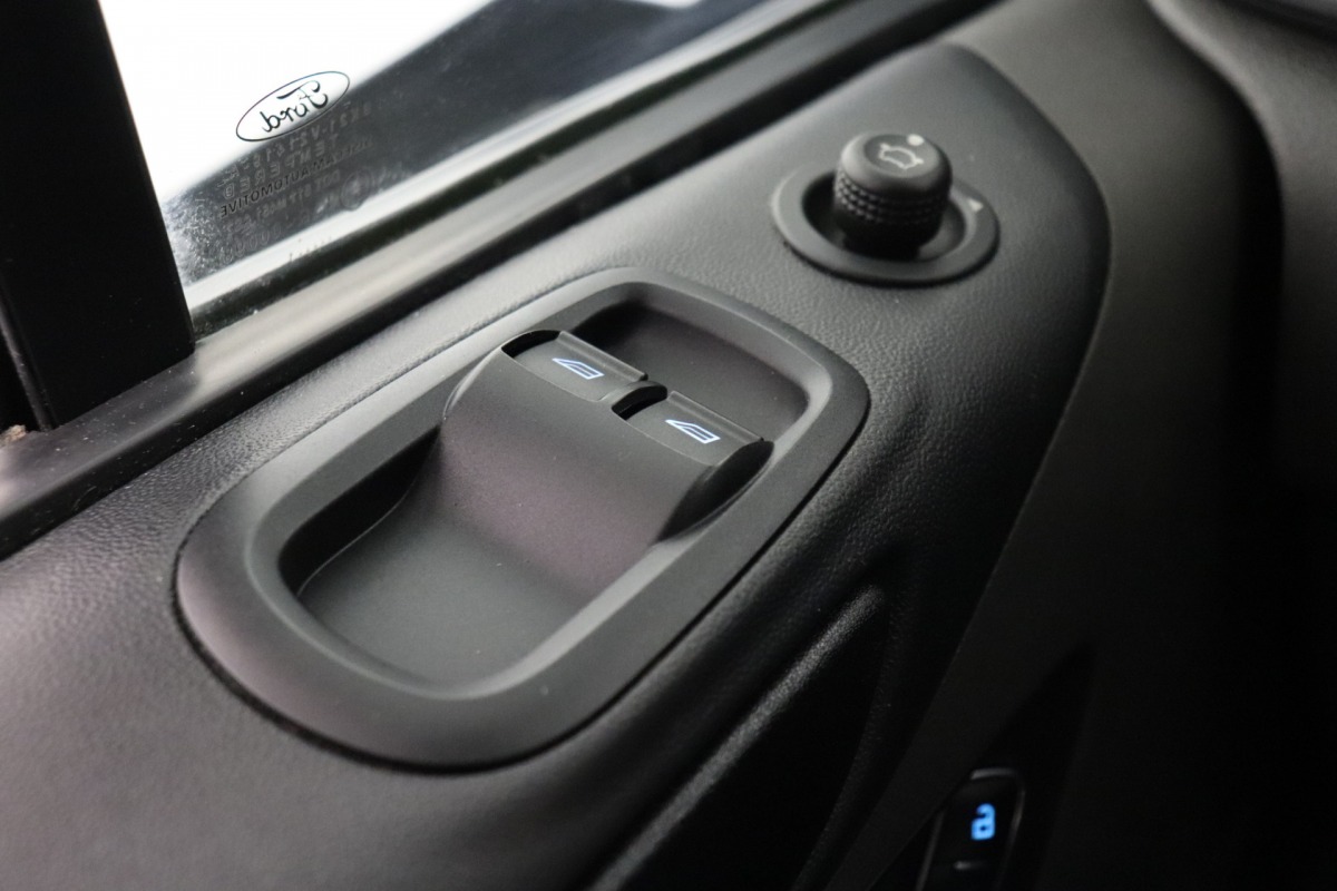 Ford Transit Custom 2.0 TDCI 130PK - EURO 6 - Airco - Navi - Cruise - €14.900,- Excl. Ford Transit Custom 2.0 TDCI 130PK - EURO 6 - Airco - Navi - Cruise - €14.900,- Excl.