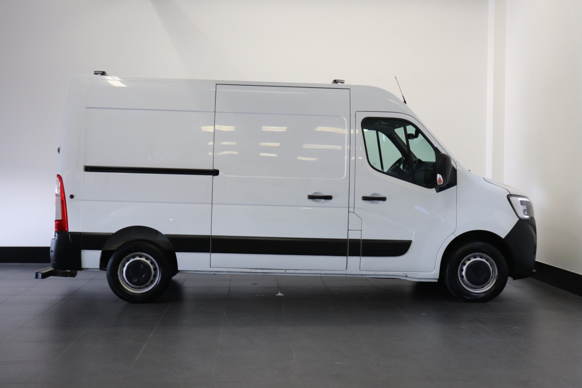 Renault Master 2.3 dCi 135PK L2H2 EURO 6 - Airco - Cruise - Camera - € 15.900,- Excl.