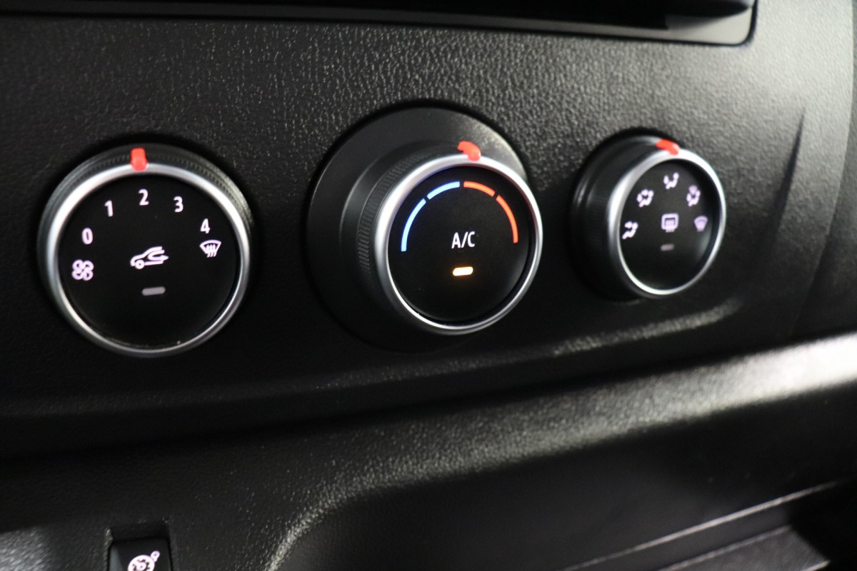 Renault Master 2.3 dCi 135PK L2H2 EURO 6 - Airco - Cruise - Camera - € 15.900,- Excl.