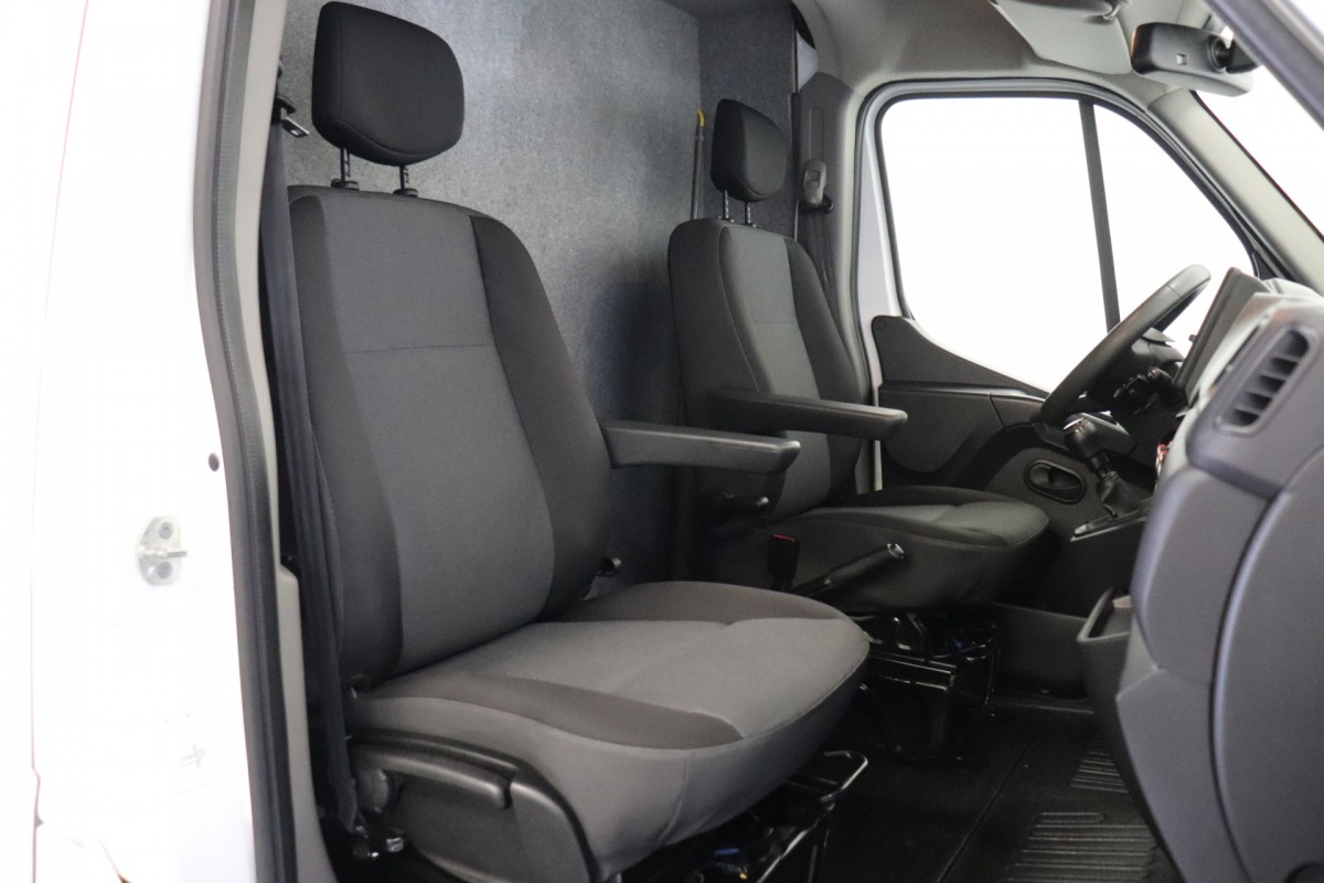 Renault Master 2.3 dCi 135PK L2H2 EURO 6 - Airco - Cruise - Camera - € 15.900,- Excl.