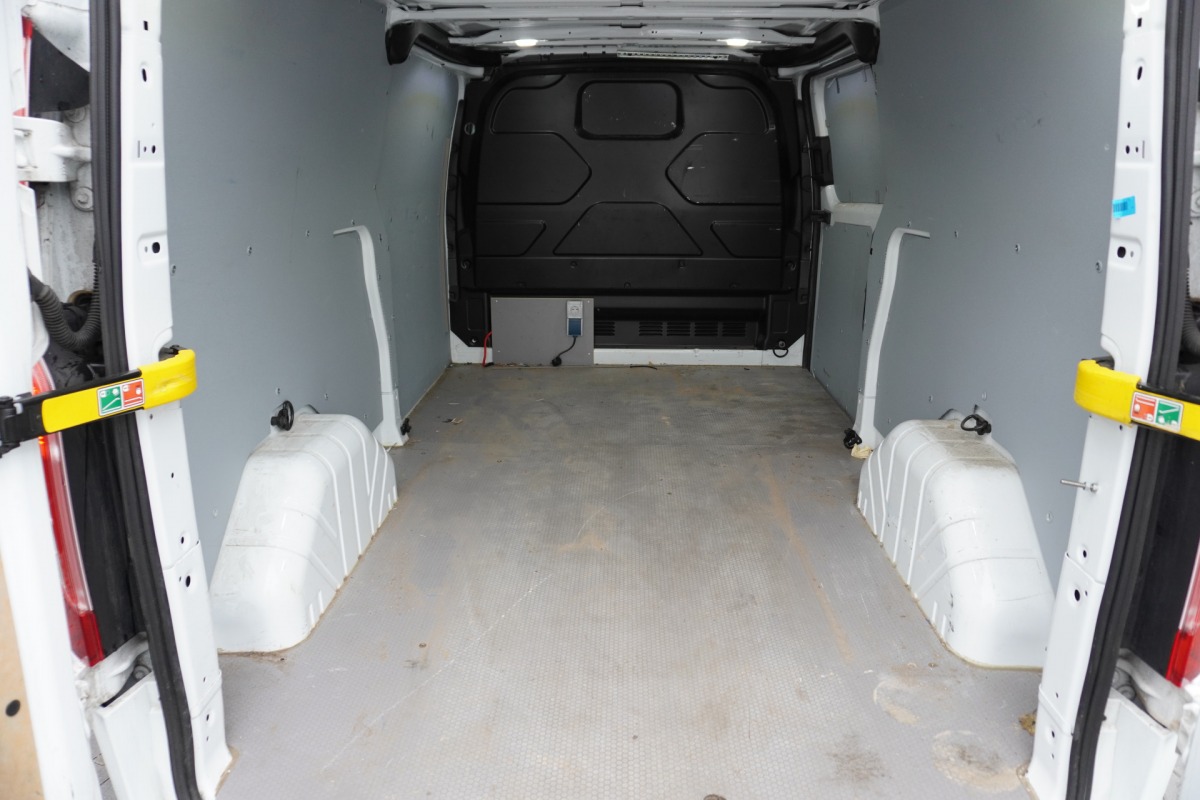 Ford Transit Custom 2.0 TDCI 130PK L2 EURO 6 - Airco - Navi - Cruise - €13.900,- Excl. Ford Transit Custom 2.0 TDCI 130PK L2 EURO 6 - Airco - Navi - Cruise - €13.900,- Excl.