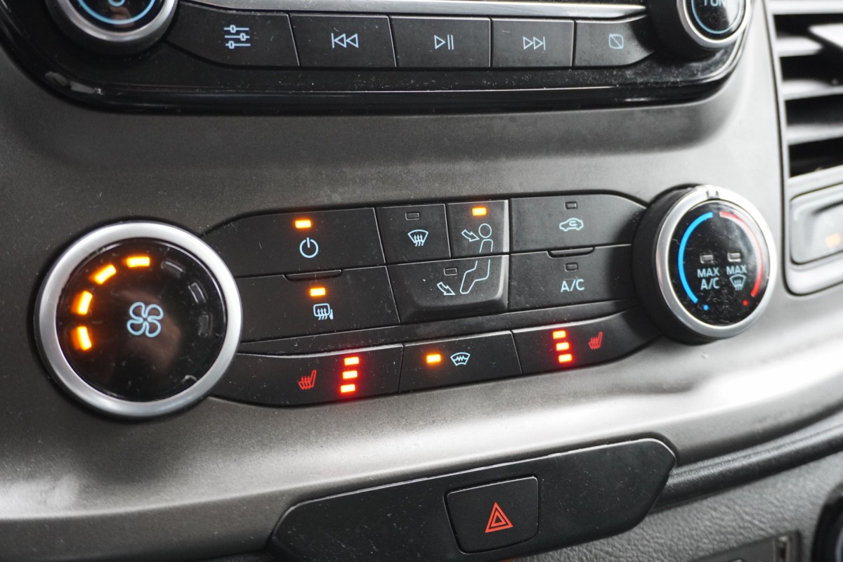 Ford Transit Custom 2.0 TDCI 130PK L2 EURO 6 - Airco - Navi - Cruise - €13.900,- Excl. Ford Transit Custom 2.0 TDCI 130PK L2 EURO 6 - Airco - Navi - Cruise - €13.900,- Excl.