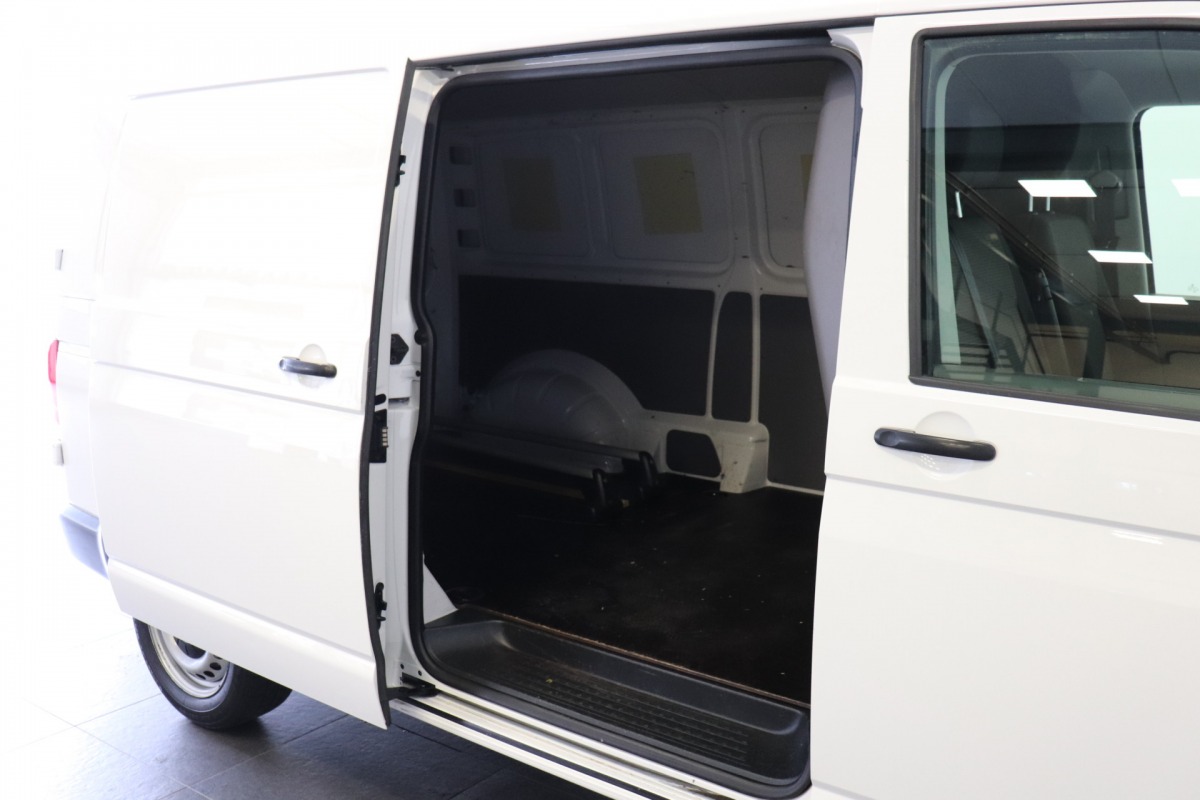 Volkswagen Transporter 2.0 TDI 150PK L2 - EURO 6 - Airco - Navi - Cruise - € 15.900,- Excl.