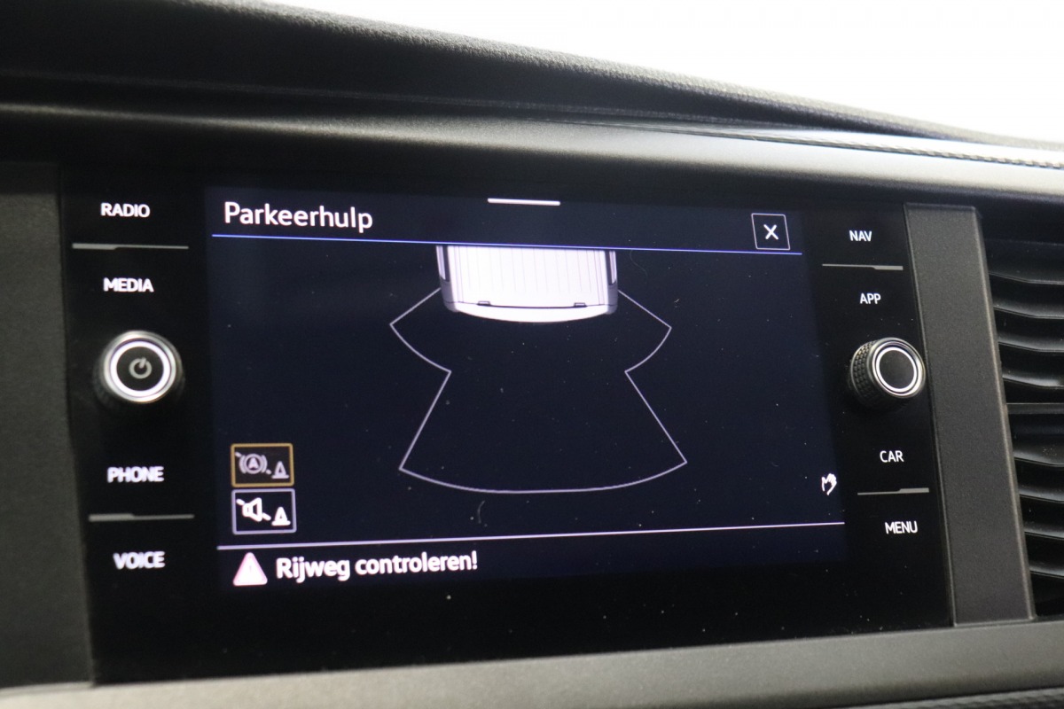 Volkswagen Transporter 2.0 TDI 150PK L2 - EURO 6 - Airco - Navi - Cruise - € 15.900,- Excl.