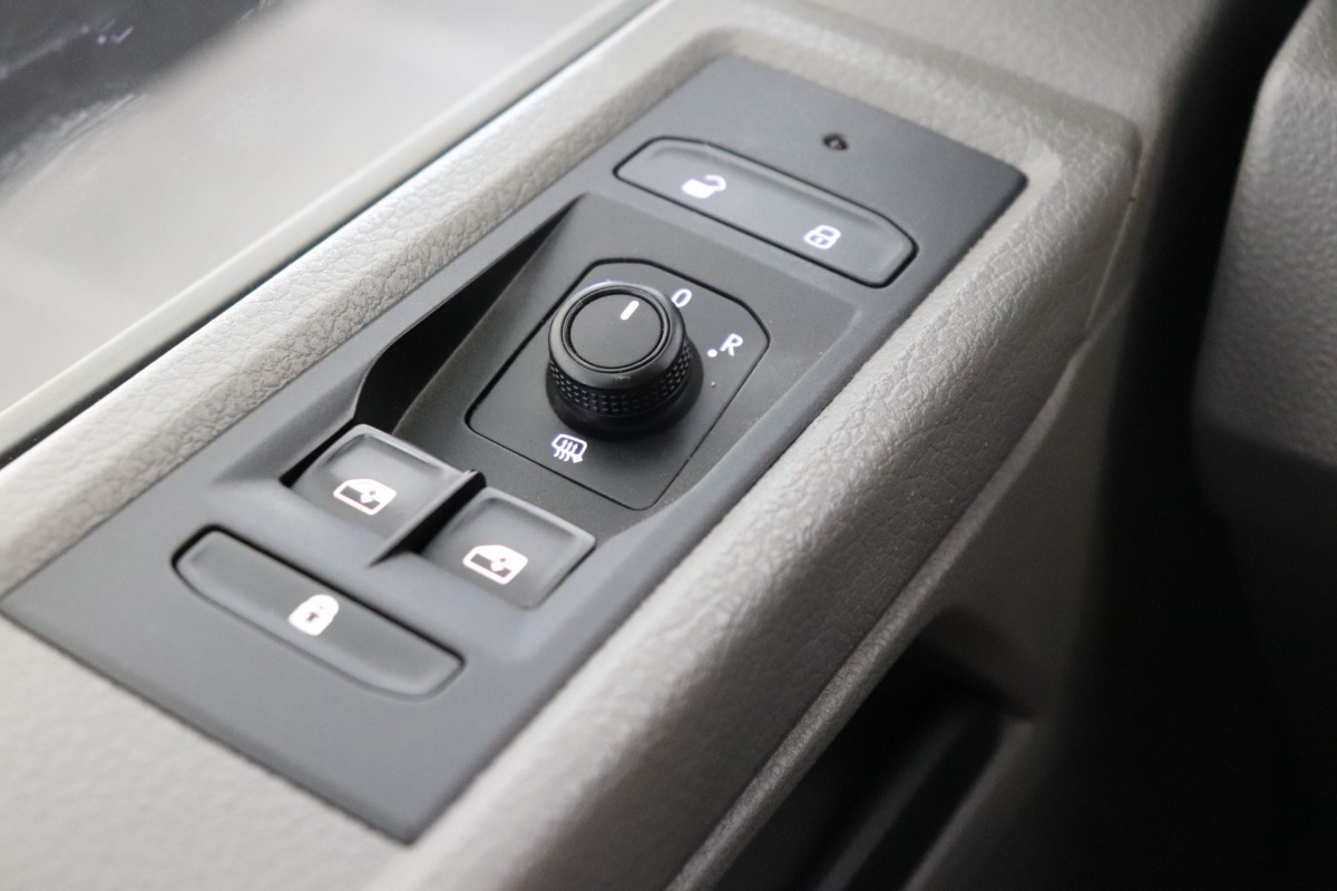 Volkswagen Transporter 2.0 TDI 150PK L2 - EURO 6 - Airco - Navi - Cruise - € 15.900,- Excl.