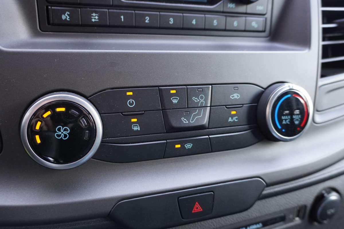 Ford Transit Custom 2.0 TDCI EURO 6 - Airco - Cruise - Trekhaak - €14.900,- Excl.