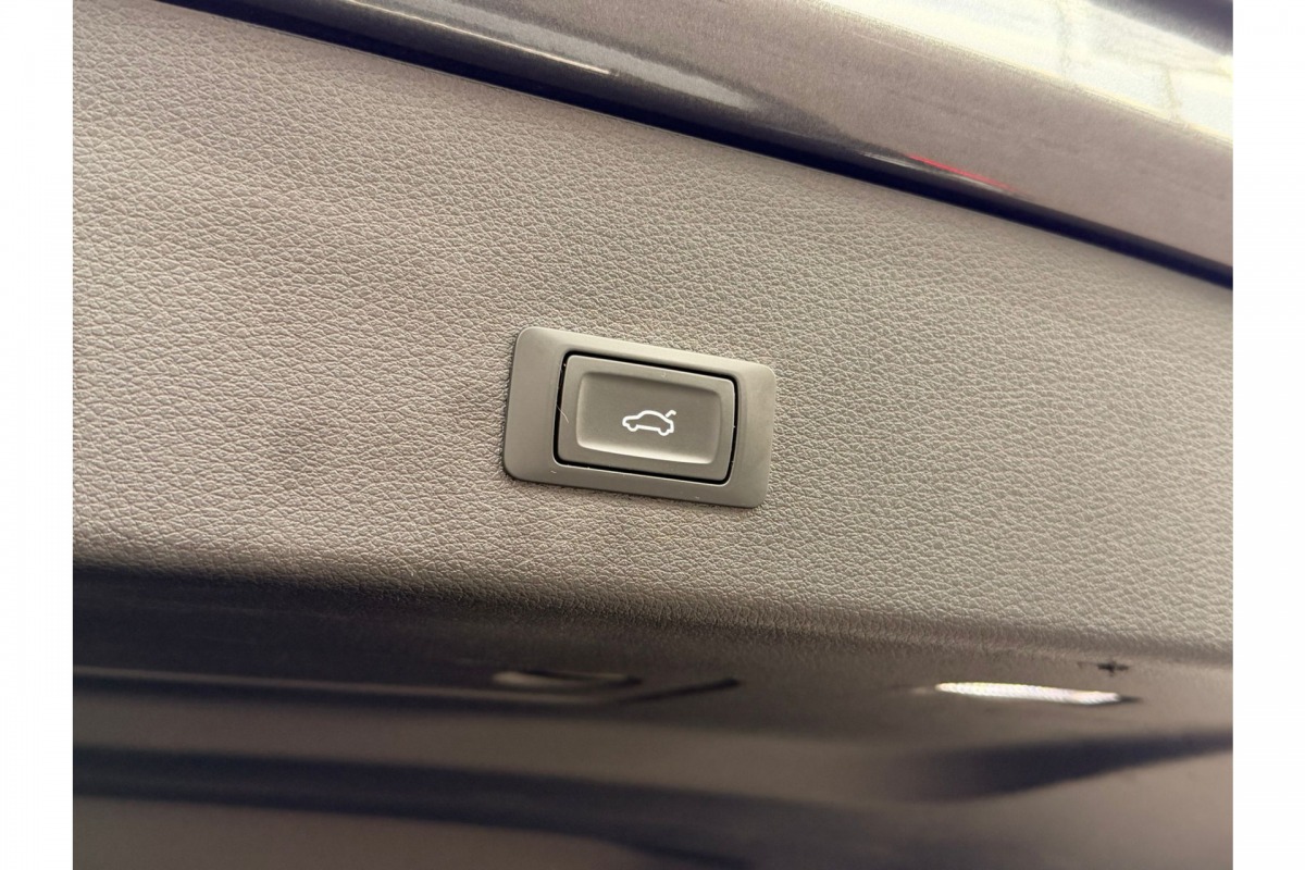 Audi e-tron Sportback 50 quattro S edition 71 kWh | Luchtvering | Pano | Stoelverw. | Leder | 21"| € 28.950,- Incl. BTW Audi e-tron Sportback 50 quattro S edition 71 kWh | Luchtvering | Pano | Stoelverw. | Leder | 21"| € 28.950,- Incl. BTW