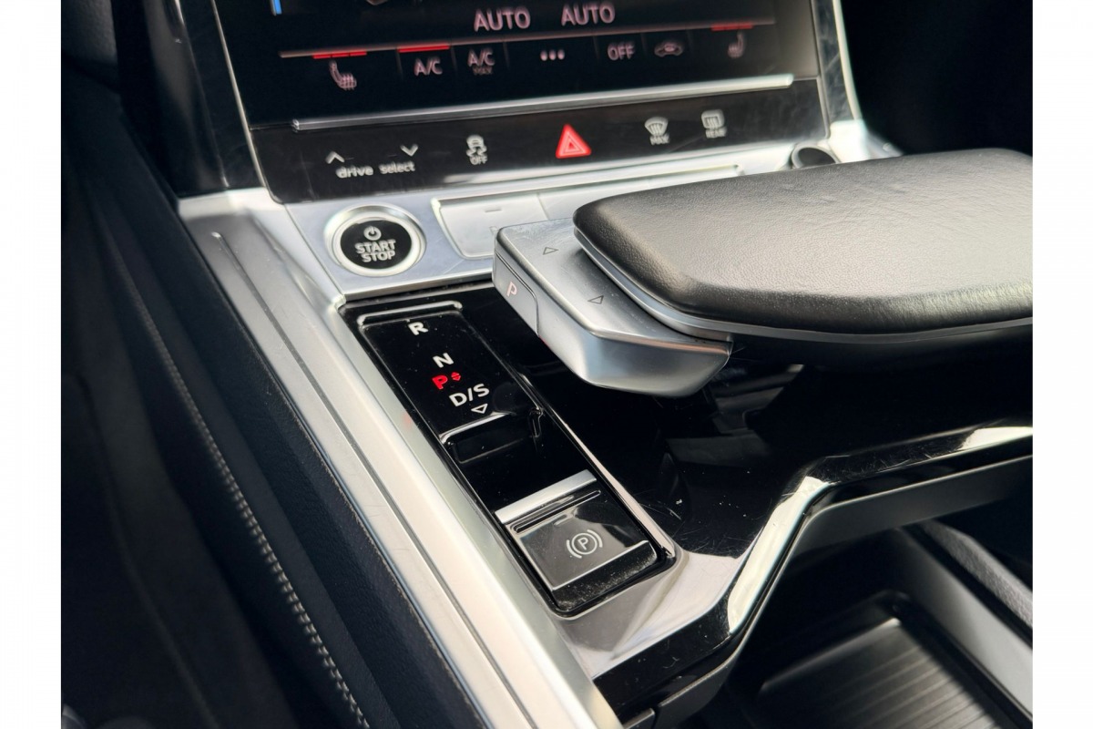 Audi e-tron Sportback 50 quattro S edition 71 kWh | Luchtvering | Pano | Stoelverw. | Leder | 21"| € 28.950,- Incl. BTW Audi e-tron Sportback 50 quattro S edition 71 kWh | Luchtvering | Pano | Stoelverw. | Leder | 21"| € 28.950,- Incl. BTW