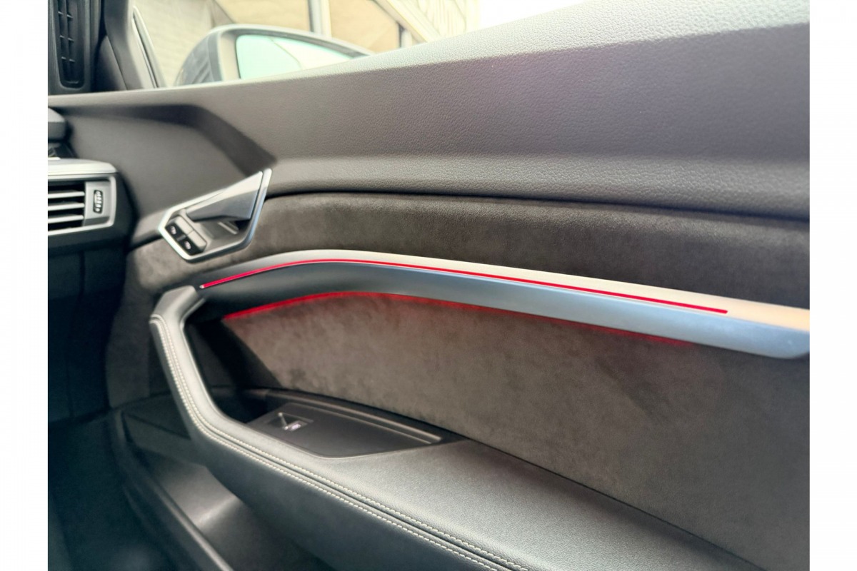 Audi e-tron Sportback 50 quattro S edition 71 kWh | Luchtvering | Pano | Stoelverw. | Leder | 21"| € 28.950,- Incl. BTW Audi e-tron Sportback 50 quattro S edition 71 kWh | Luchtvering | Pano | Stoelverw. | Leder | 21"| € 28.950,- Incl. BTW