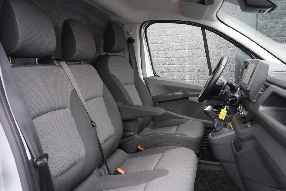 Renault Trafic 2.0 dCi L2 EURO 6 - Airco - Cruise - Trekhaak - €24.900,- Excl. Renault Trafic 2.0 dCi L2 EURO 6 - Airco - Cruise - Trekhaak - €24.900,- Excl.