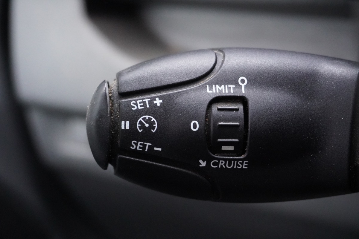 Opel Vivaro 1.5 CDTI 120PK L2 EURO 6 - Airco - Navi - Cruise - €11.950,- Excl. Opel Vivaro 1.5 CDTI 120PK L2 EURO 6 - Airco - Navi - Cruise - €11.950,- Excl.