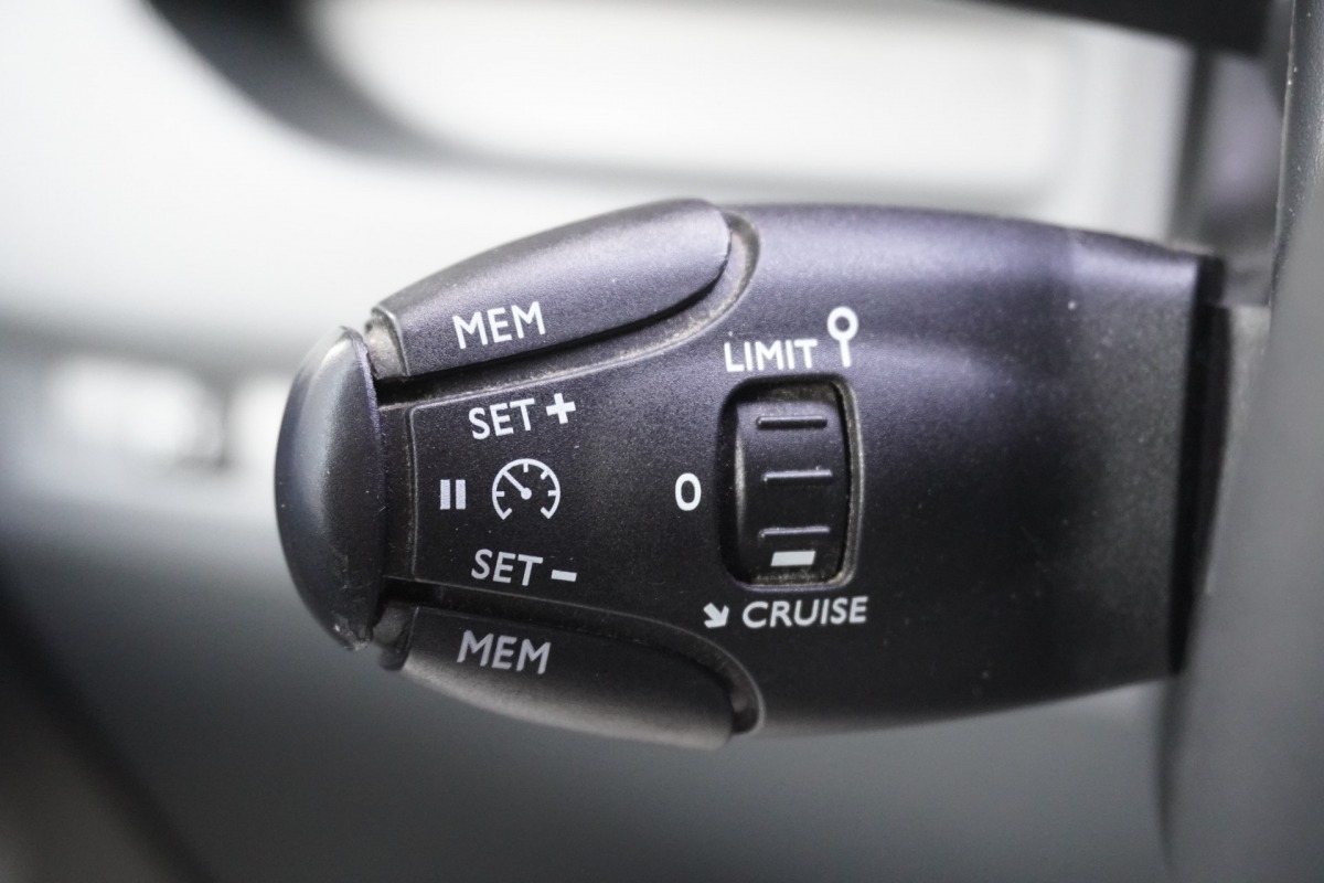 Opel Vivaro 2.0 CDTI 145PK L2 EURO 6 - Airco - Cruise - PDC - €14.900,- Excl. Opel Vivaro 2.0 CDTI 145PK L2 EURO 6 - Airco - Cruise - PDC - €14.900,- Excl.