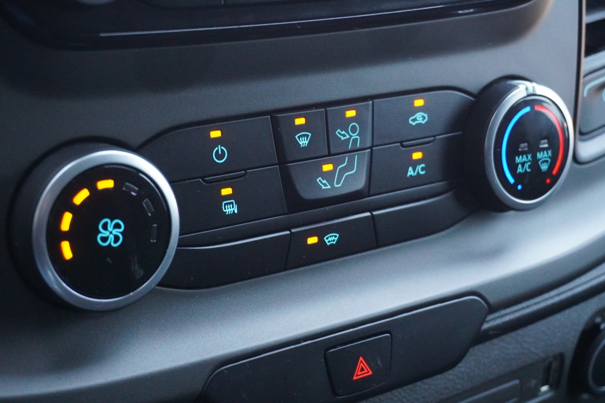 Ford Transit Custom 2.0 TDCI - EURO 6 - Airco - Navi - Cruise - € 16.900,- Excl. Ford Transit Custom 2.0 TDCI - EURO 6 - Airco - Navi - Cruise - € 16.900,- Excl.