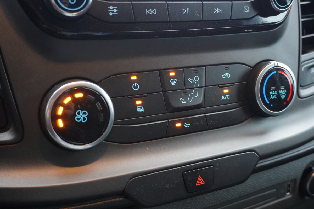 Ford Transit Custom 2.0 TDCI 130PK L2 - EURO 6 - Airco - Cruise - PDC - Camera - €10.499,- Excl. Ford Transit Custom 2.0 TDCI 130PK L2 - EURO 6 - Airco - Cruise - PDC - Camera - €10.499,- Excl.