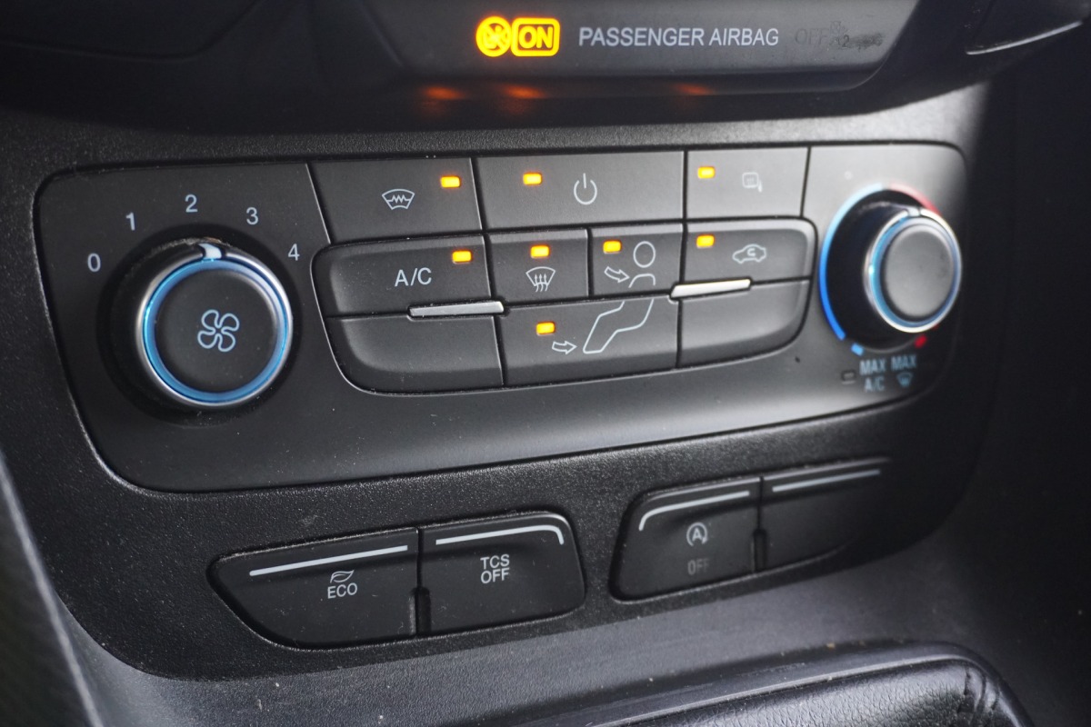 Ford Transit Connect 1.5 EcoBlue 100PK L2 - EURO 6 - Airco - Cruise - Trekhaak - €11.950,- Excl. Ford Transit Connect 1.5 EcoBlue 100PK L2 - EURO 6 - Airco - Cruise - Trekhaak - €11.950,- Excl.