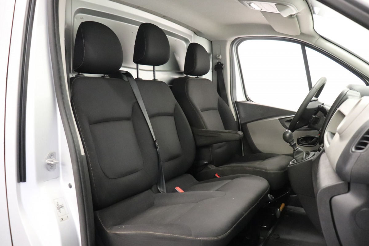 Renault Trafic 1.6 dCi 120PK EURO 6 - Airco - Cruise - PDC - Imperiaal - € 9.950,- Excl.